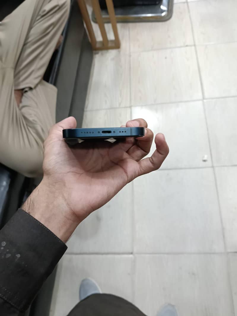 Apple iPhone 13 2
