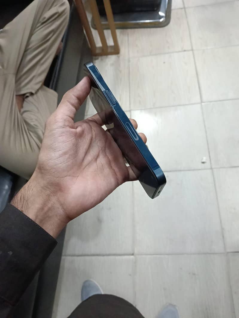 Apple iPhone 13 5