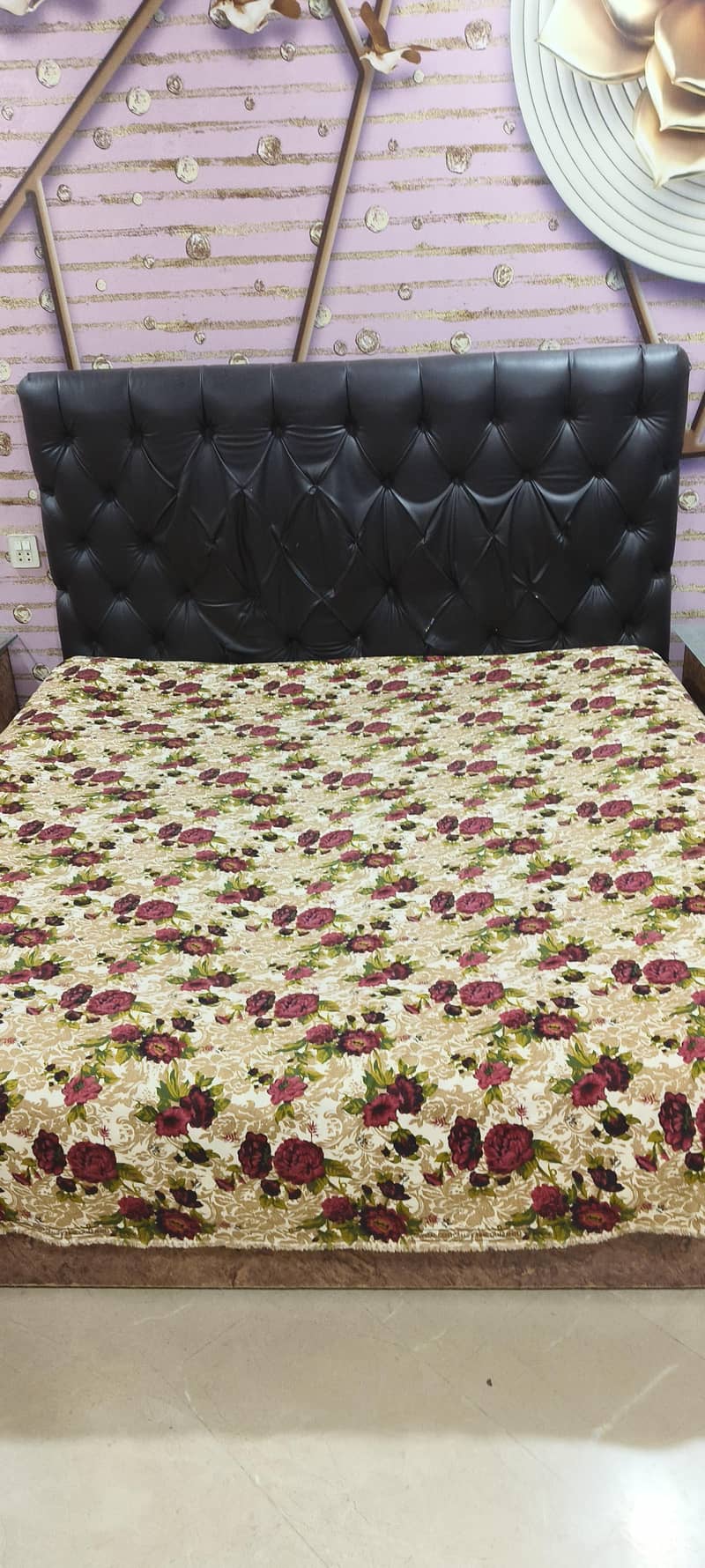 King size bed 0