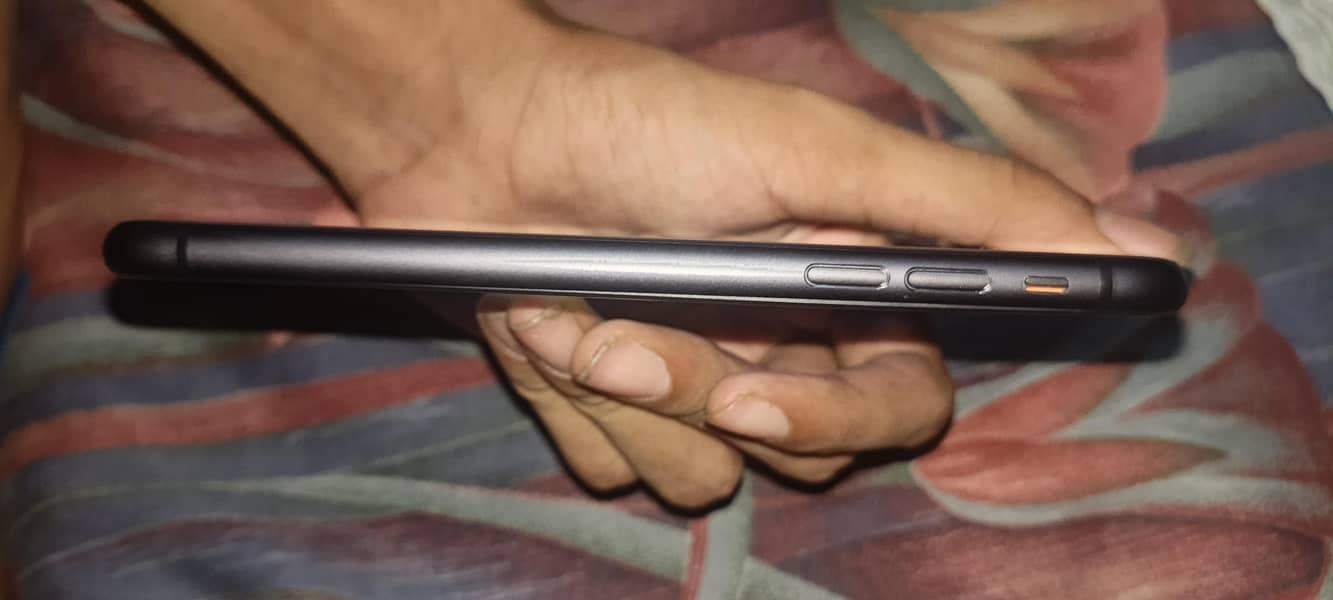 Apple iPhone 11 4