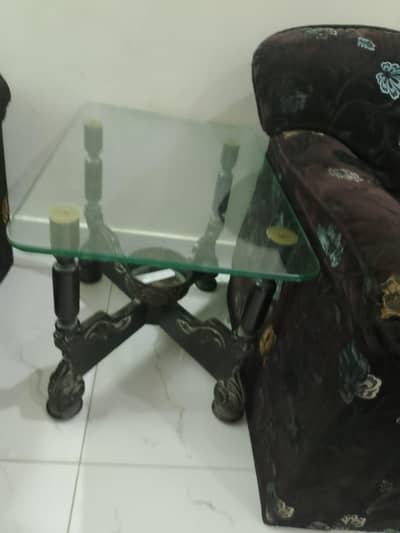 i m selling this sofa set and table