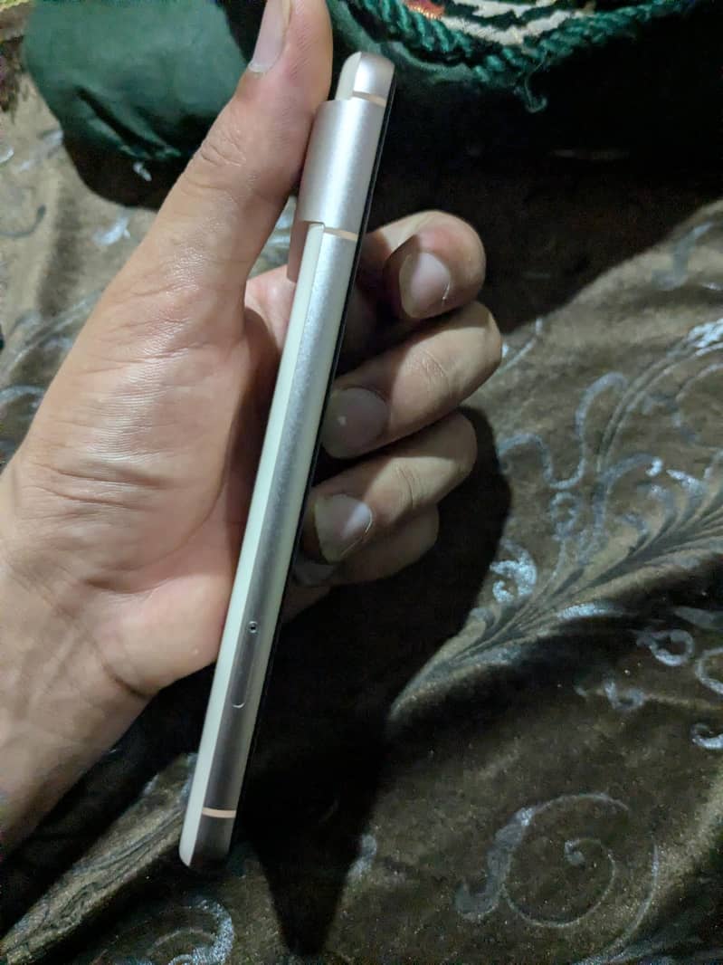 Google Pixel 8 4