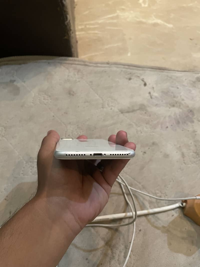 Apple iPhone 8 Plus 4