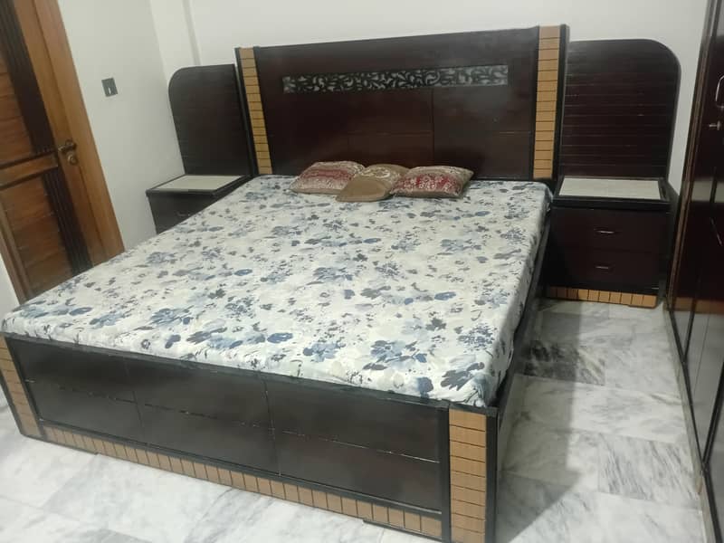 1 Bed 2 Side Table 1 Dressing Table 0