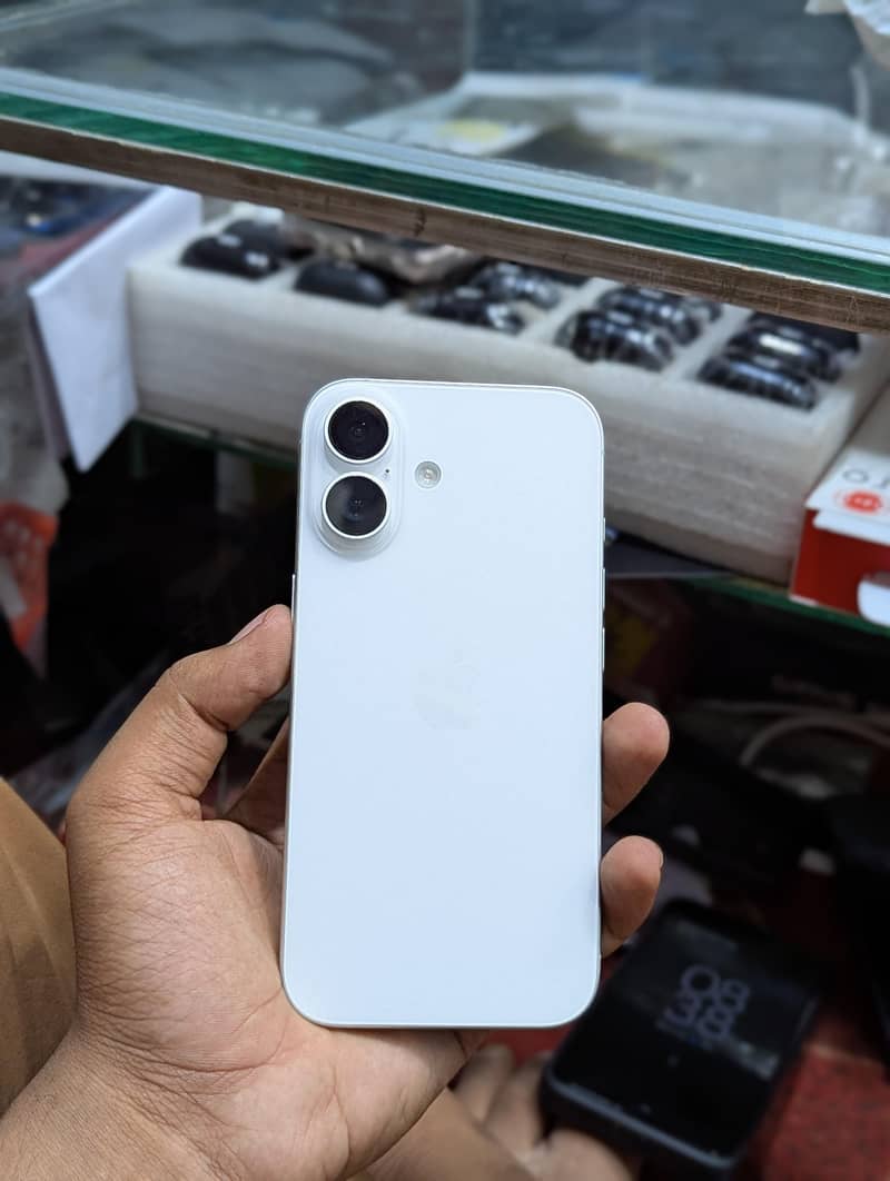 Apple iPhone 16 0