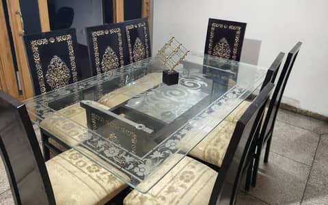 8 chairs large dinning table.