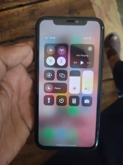 Apple iPhone 11 non ha but sim glitch hoi ha kafi dar sa chal rahe h