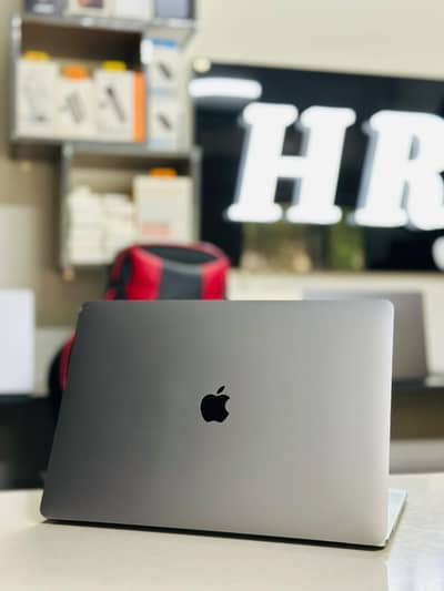 Macbook Pro (15inch) 2017 core i7 16/2TB Touch bar heavy edition 6HRS