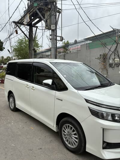 Toyota Voxy 2016