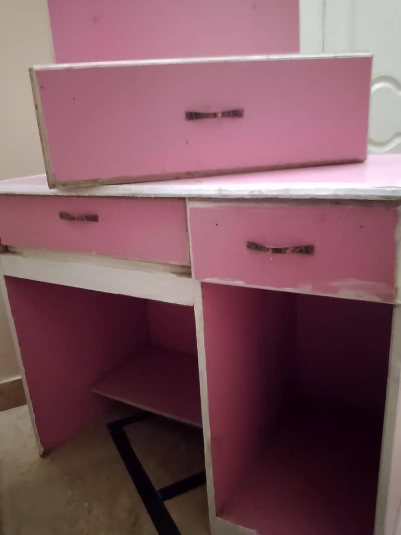 pink computer table 0