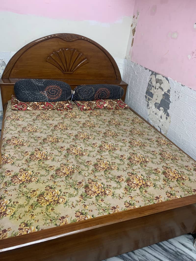 Wodden bed 1