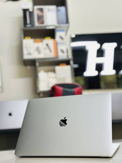 Macbook Pro (15inch)2017 core i7 16 512/1TB Toch bar heavy edition6HRS