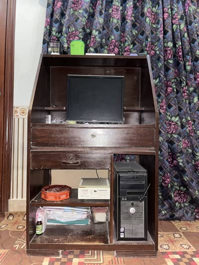 Computer desk and books and others items adjusted