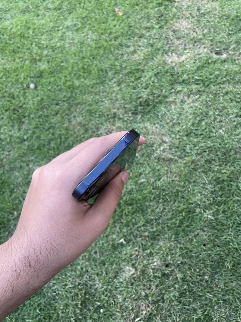 Apple iPhone 12 4