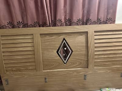 Use bed with side tables dressing table