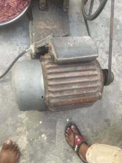 Qeema karne wali machine 32 nomber hai buhat achi chalti hai
