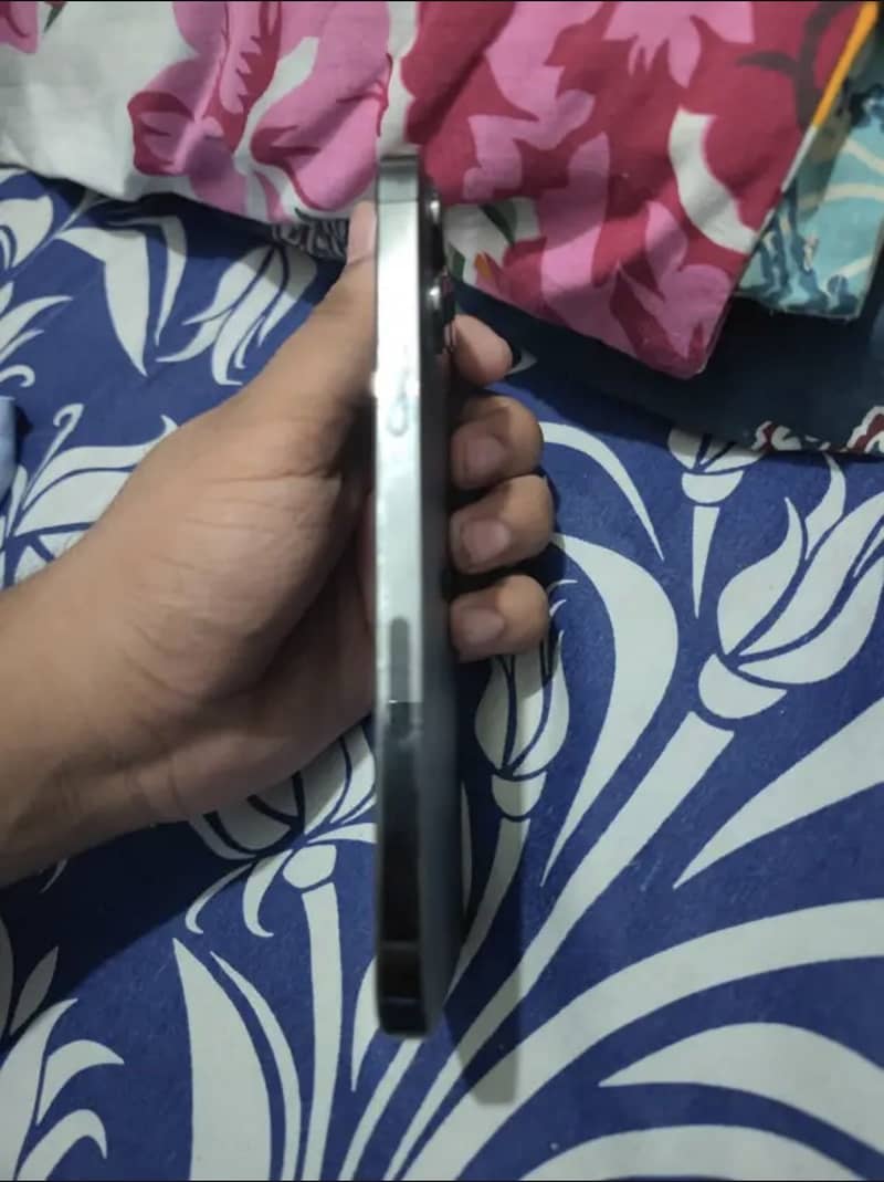 Apple iPhone 13 Pro Max read msg 3
