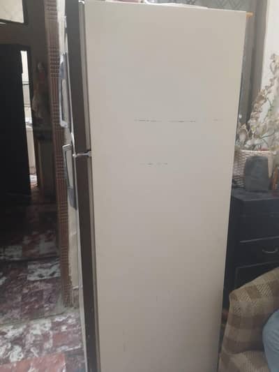 medium fridge In Good condition
