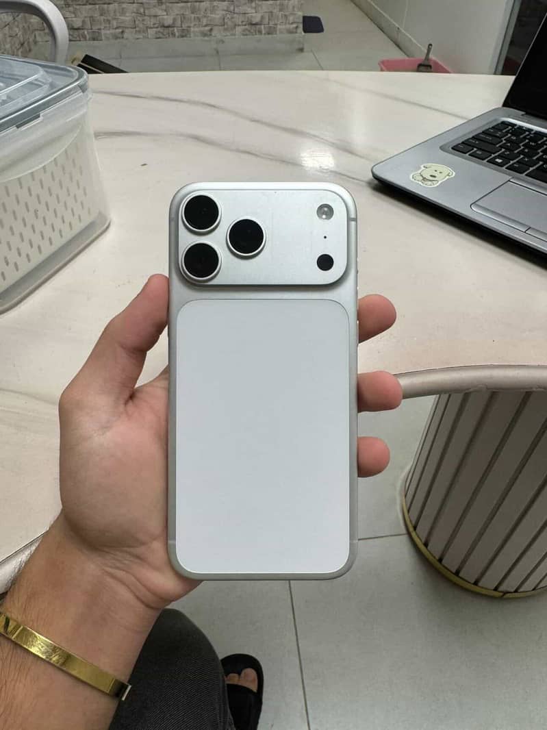 Apple iPhone 17 Pro Max 1