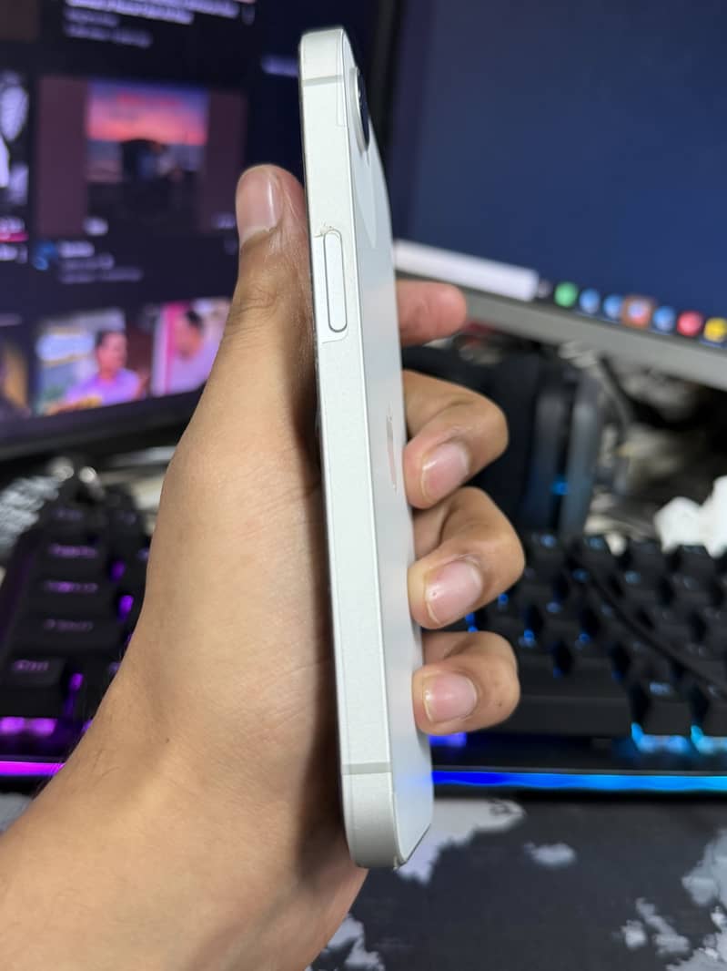Apple iPhone 16e 3