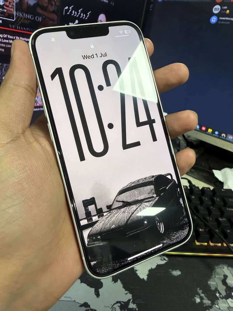 Apple iPhone 16e 4