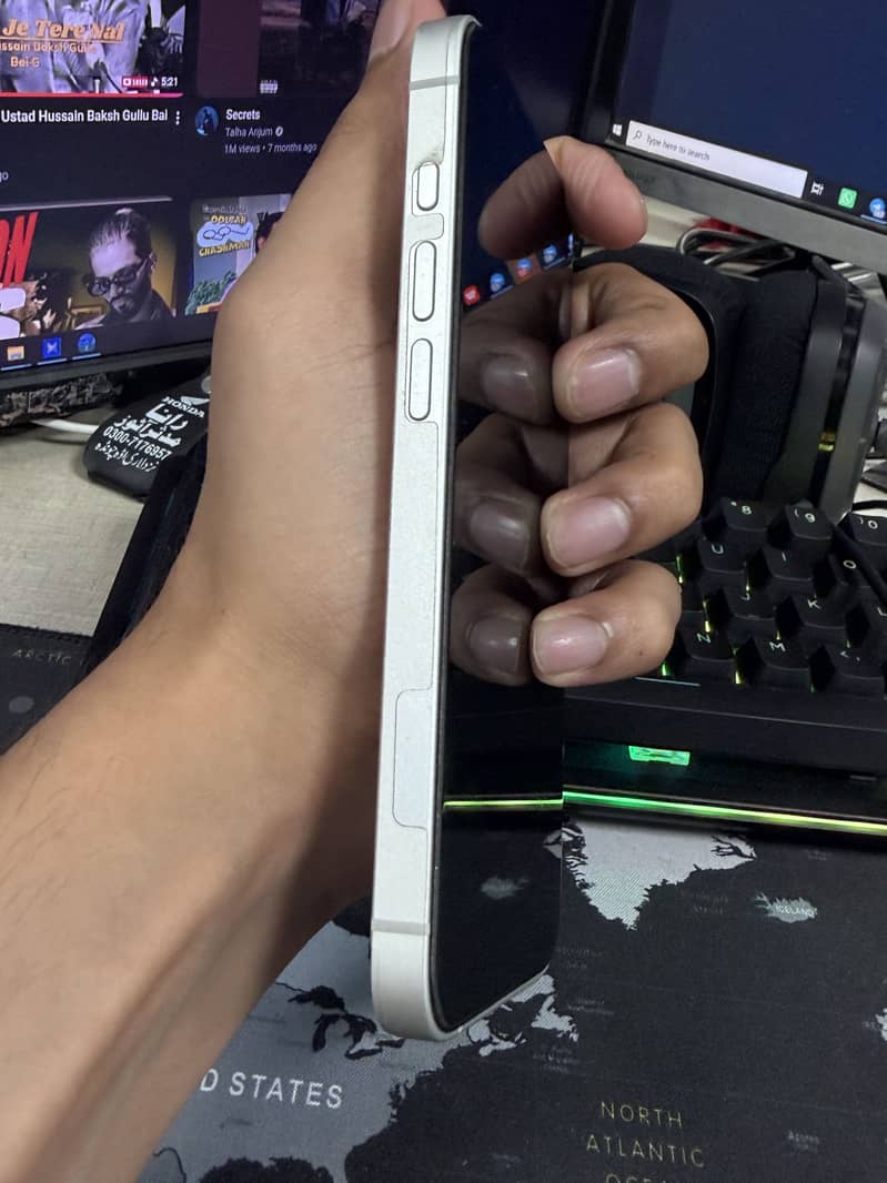 Apple iPhone 16e 2