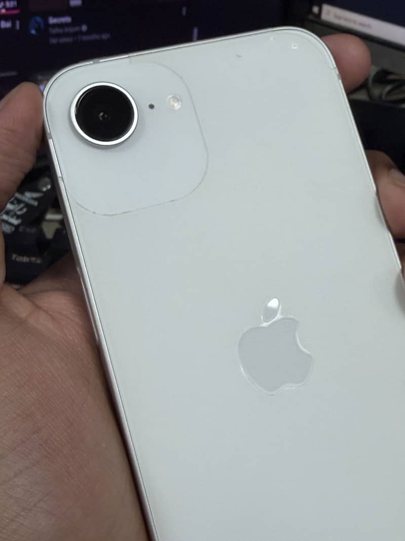 Apple iPhone 16e 5