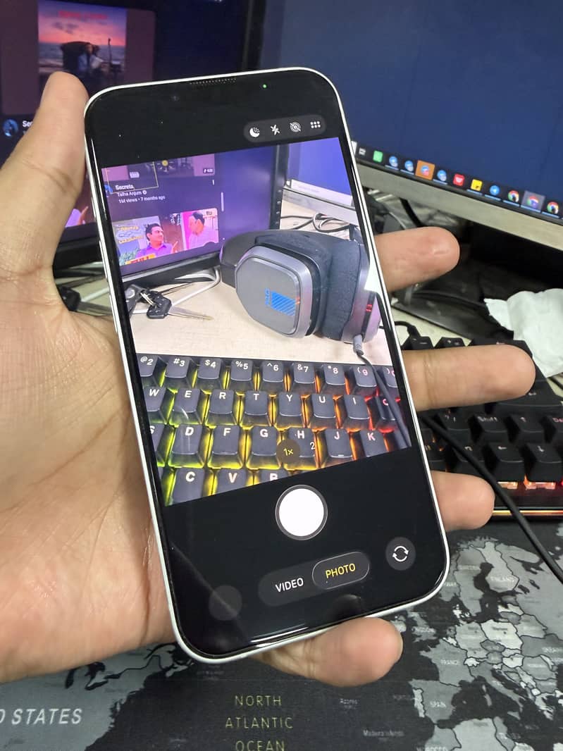 Apple iPhone 16e 6