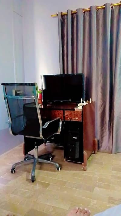 Lenovo ThinkCentre PC with Monitor, Keyboard, Mouse & Computer Table
