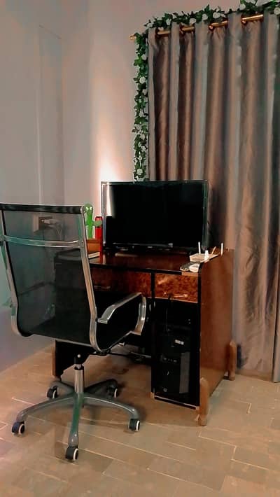 Lenovo ThinkCentre PC with Monitor, Keyboard, Mouse & Computer Table