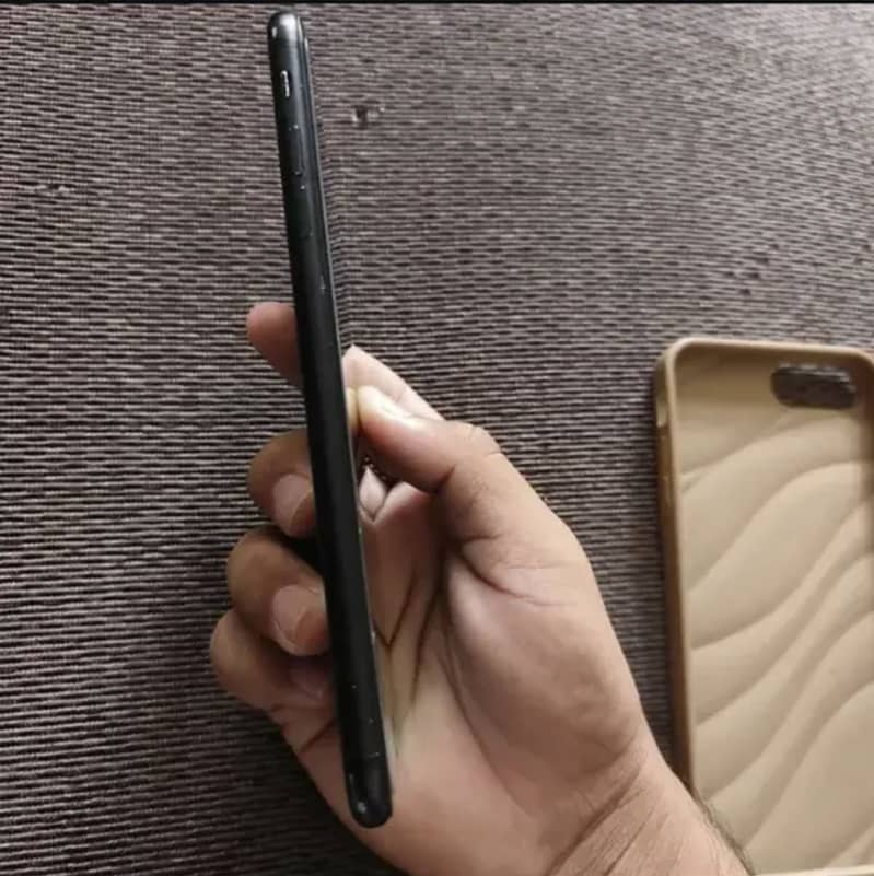 Apple iPhone 7 Plus 6