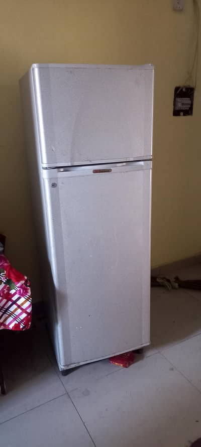 Dawlance Fridge . medium Size.  15,000 Rs
