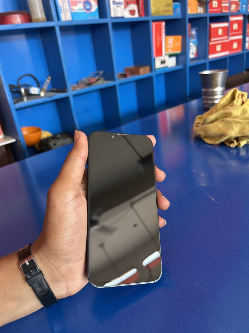 Apple iPhone 13 4