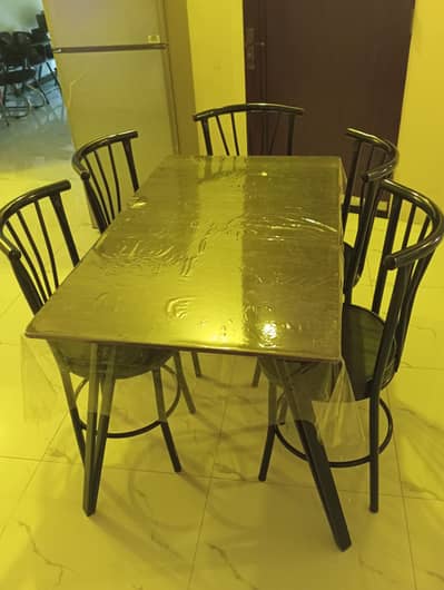 Dinning table for sale.