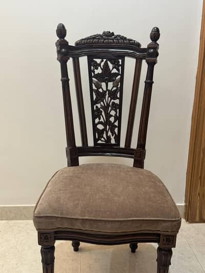 6 Solid wooden dining chairs - excellent condition