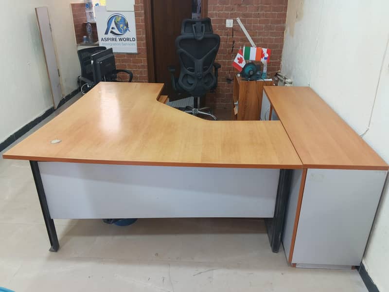 Executive Table  For Office 0