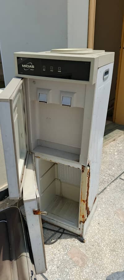 Water Dispenser in old condition