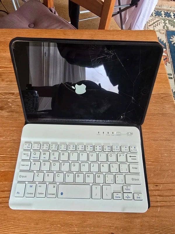 Ipad Mini 2 with bluetooth keyboard case 9