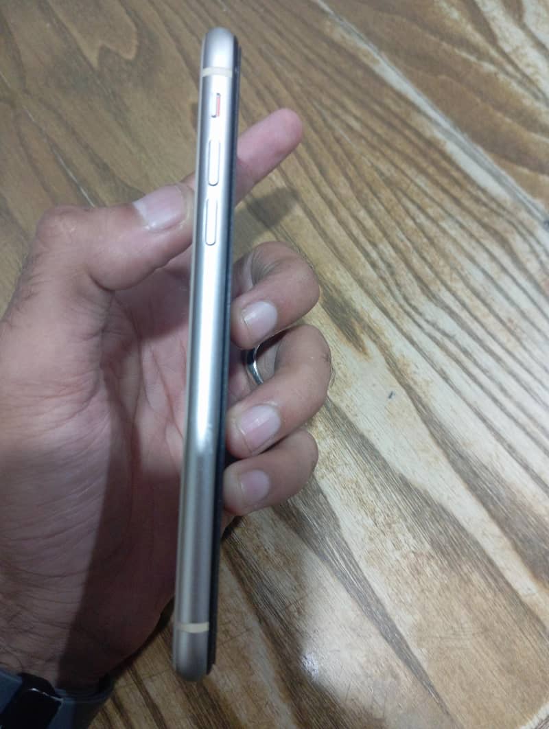 Apple iPhone 11 4
