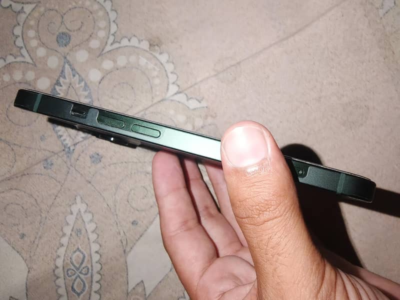 Apple iPhone 13 4