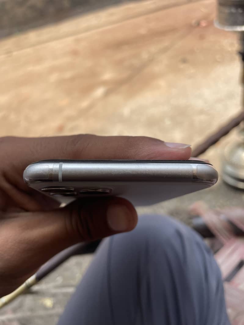 Apple iPhone 11 Pro 4