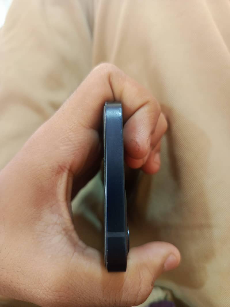 Apple iPhone 12 4