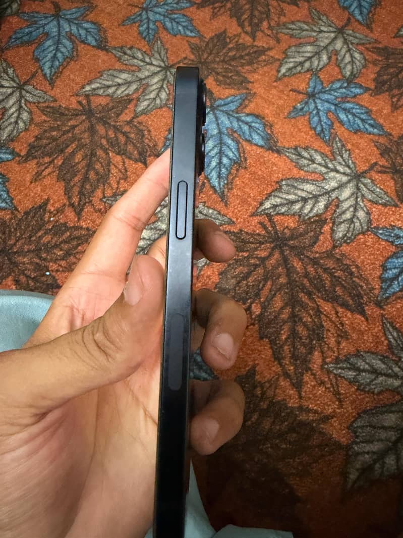 iPhone 13 4
