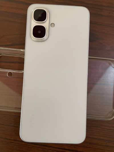 Infinix Smart 10 box ha charger nai ha girny ki waja se shade a giya