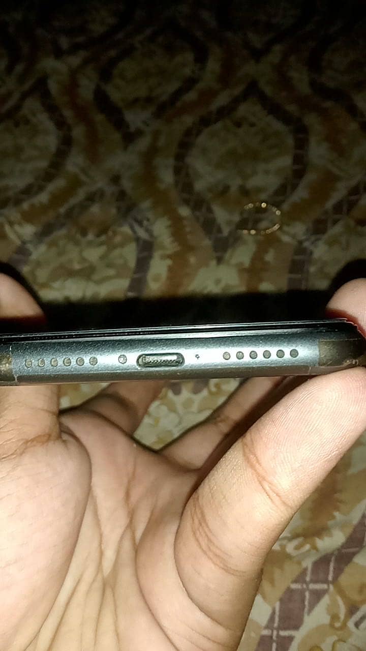 Apple iPhone 11 4