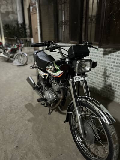 Very good bike urgent sale ha paiso ki zarorat ha