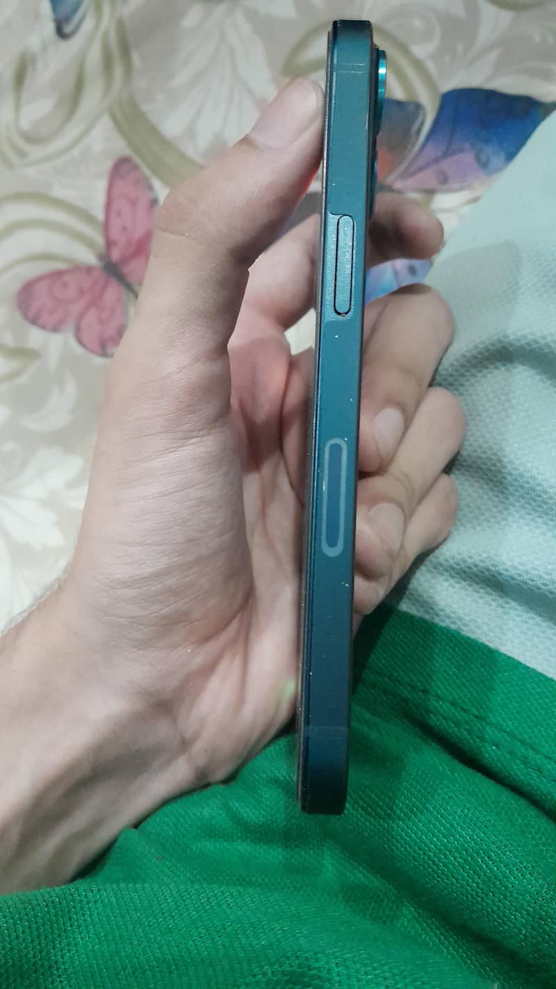 Apple iPhone 13 5