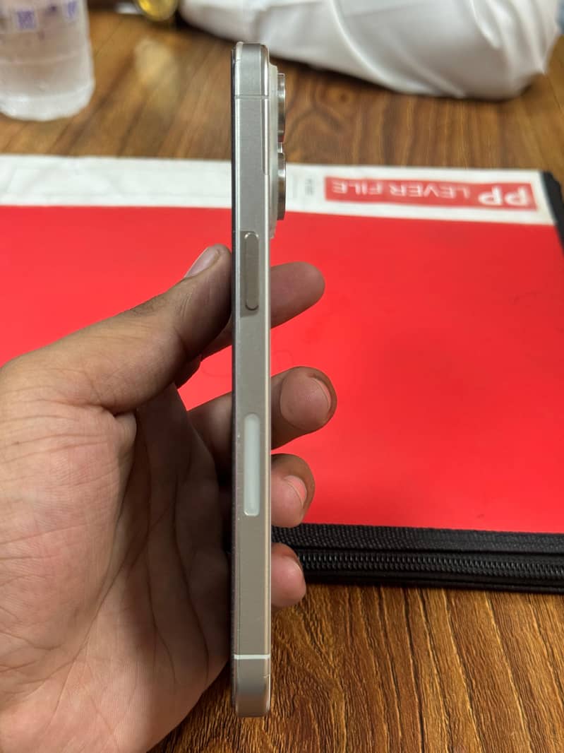 iPhone 15 Pro Max 4