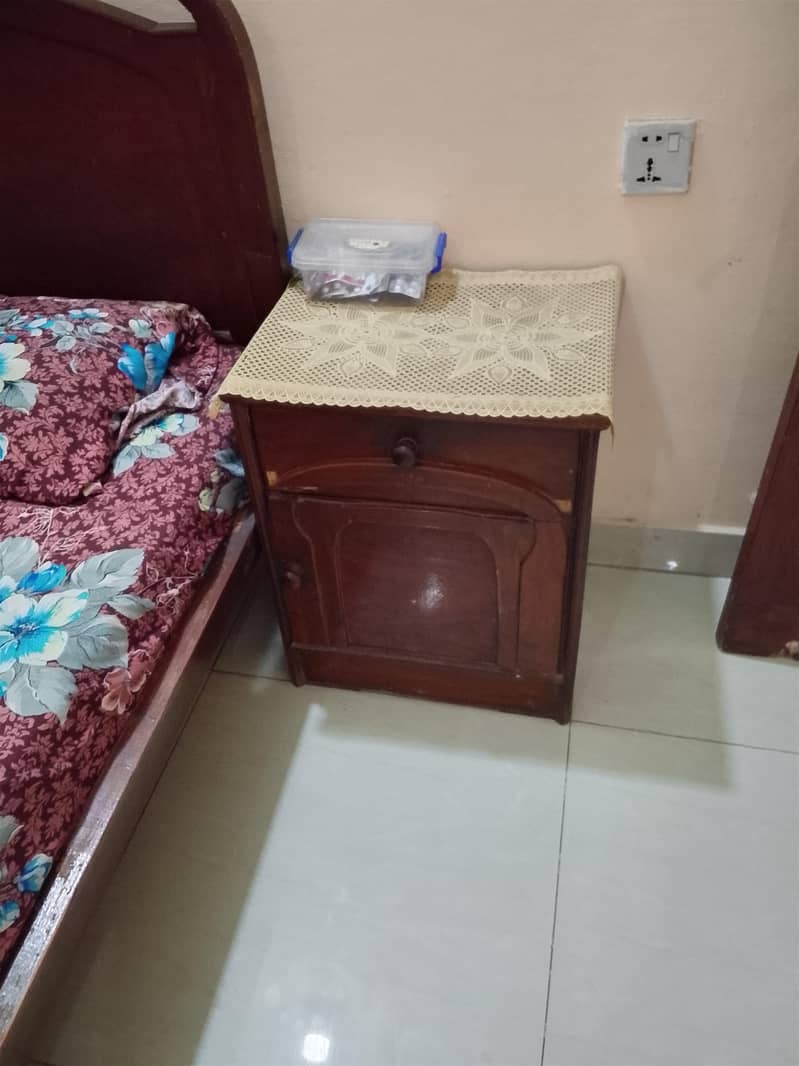 bed or side table 1