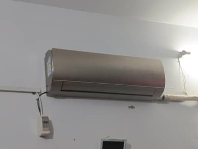 Ac for sale very little used and 10/10 condition Ghar change Kar Rahe